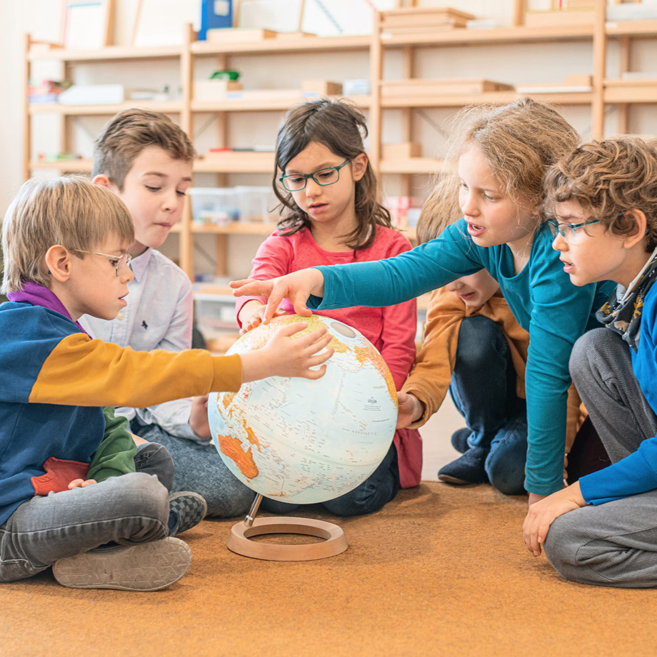 Grundschulkinder an der SRH Montessori Grundschule Dresden