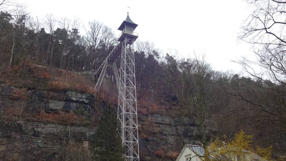 Bild einer Klippe mit Gebäude und Metallstruktur.