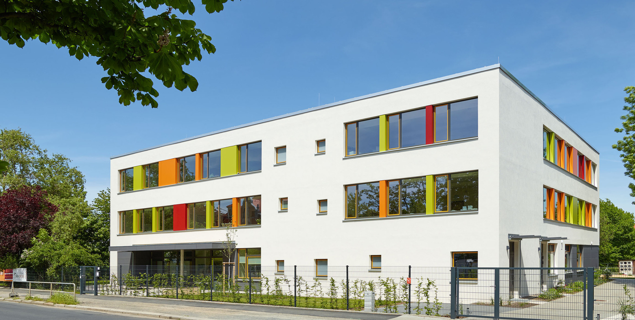 Eingang der SRH Montessori Grundschule in Dresden